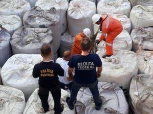 Operação apreende 1,5 tonelada de cocaína em navio no porto de São Sebastião, SP