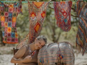 Cem artesãs do Trairi lançam coleção de roupas em renda de bilro