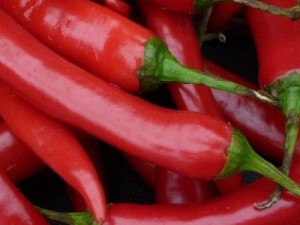 Homem se irrita com choro de filho e faz criança ingerir pimenta malagueta