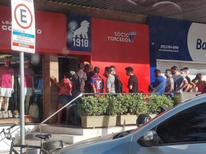 Com promessa de comprar passe de Ronald, Fortaleza vende uma camisa a cada 8 segundos