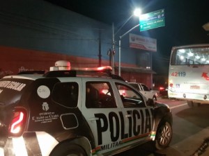 Passageiro reage e atira em suspeito durante tentativa de assalto a ônibus em Fortaleza