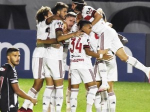 Flamengo vira sobre o Vasco em São Januário e aumenta invencibilidade no clássico