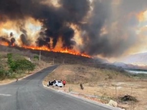 Incêndio atinge mata e se aproxima de residências na Serra do Estevão, em Quixadá