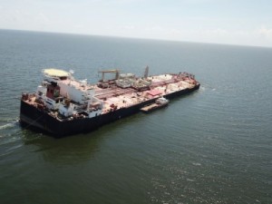 Navio com mais de 1 milhão de barris de petróleo corre risco de afundar na Venezuela