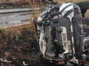 Sargento da PM morre, e tenente fica ferido em capotagem de carro da polícia em rodovia do Ceará