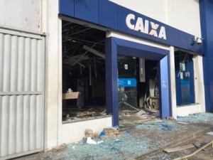 Grupo de 10 homens explodem agência bancária em Salvador-BA