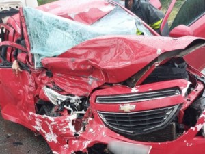 Batida entre carro e caminhão deixa duas mulheres mortas e uma ferida no sul da Bahia