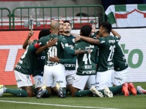 Sob olhar de novo técnico, Palmeiras vence Atlético-MG e embola tabela do Brasileirão