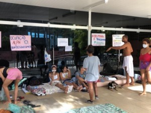 Estudantes completam 24 horas acorrentados na reitoria da UFPB, em protesto contra novo reitor