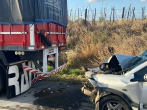 Grave acidente entre carro e carreta deixa um morto e cinco feridos, na BR-230