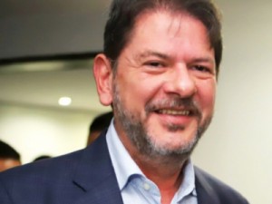 Senador Cid Gomes faz campanha política junto a candidatos no Cariri