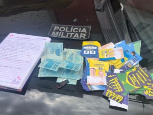 Polícia flagra assessores do prefeito de Barbalha com santinhos, dinheiro e lista nominal