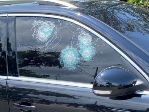 Carro de Solange Freitas, candidata a prefeita de São Vicente, é alvo de tiros