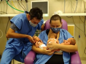 Em caso raro, mãe dá à luz trigêmeos idênticos em SC