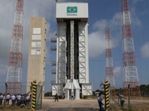 Foguete pega fogo após ter lançamento interrompido no Maranhão