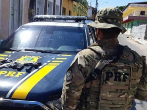Dois homens são presos pela PRF com três armas de fogo em Cascavel