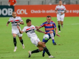 Fortaleza tem padrão tático e volume em estreia de Chamusca, mas falhas pesam na derrota