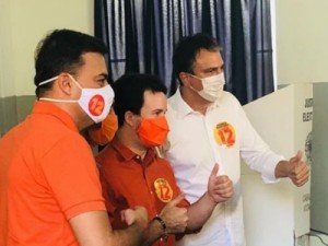 Governador Camilo Santana é recebido no Caldas com apreço popular