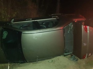 Criminosos capotam carro durante perseguição policial em Itaitinga