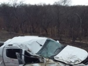 Carro capota e deixa dois idosos mortos na CE-138, em Morada Nova