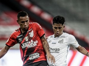 Athletico vence os reservas do Santos e cresce no Brasileirão