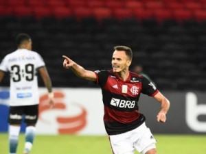 Flamengo liga versão 2019, vence bem o Coritiba e dorme na ponta da tabela
