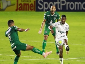 Goiás faz golaço no fim e bate o Palmeiras, devastado por desfalques