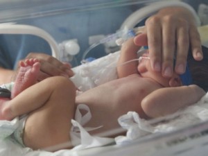 TRISTE: Bebê morre após UTI neonatal ser evacuada em princípio de incêndio
