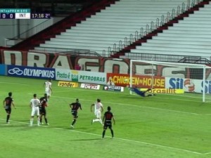 Galhardo perde pênalti, Inter empata com o Atlético-GO e segue em queda no Brasileirão