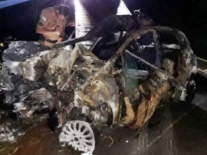 Suspeito de matar a companheira foge, bate carro e morre carbonizado no PR