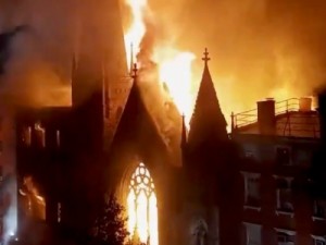 Incêndio destrói igreja gótica do século 19 em Nova York