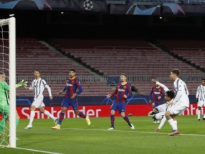 Juventus bate o Barcelona com dois de Cristiano Ronaldo e passa em primeiro no Grupo G