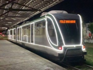 Metrô do Cariri recebe iluminação especial de fim de ano