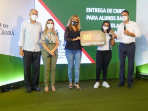 Alunos de escolas e universidades estaduais começam a receber do Governo do Ceará chips com internet