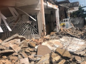 Fachada de prédio desaba e deixa moradores presos em área nobre de Fortaleza