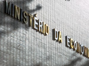 Ministério da Economia recua e propõe meta fiscal com rombo de até R$ 247,1 bilhões em 2021