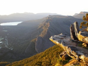 Mulher que tentava tirar fotos morre ao cair de mirante de 80 metros em parque na Austrália