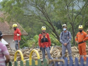 Bombeiros e Exército buscam desaparecidos 4 dias após chuvas que deixaram mortos em SC