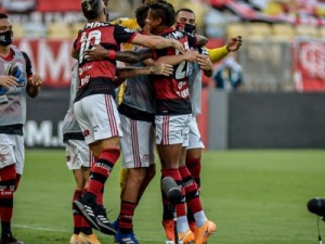 Em duelo de viradas, expulsões e acusação de racismo, Flamengo supera o Bahia