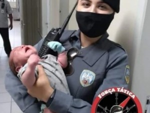 Mulher dá à luz sozinha no banheiro de casa e recebe ajuda da PM na Serra