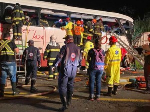 Colisão entre ônibus e caminhão deixa mortos e feridos no interior de SP