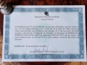 Erineide Silva (PDT) divide com eleitores diploma recebido e faz agradecimentos