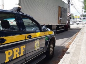 PRF apreende mais de R$ 1,7 milhão em cigarros contrabandeados em Pacatuba, na Grande Fortaleza