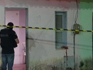 Mulher mata marido na porta da própria casa em Itaitinga