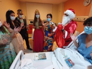 Profissionais do Hospital Leonardo da Vinci encenam peça de Natal para pacientes infantis