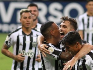 Atlético-MG vence, complica ainda mais o Coritiba e segue vivo na briga pelo título