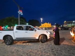 Padre celebra padroeiro de Icó com bênção em formato 'drive thru' para evitar aglomeração