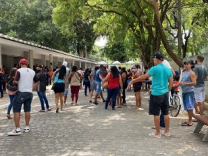 Sob forte comoção, corpo de cabeleireira assassinada pelo marido é velado e sepultado no Recife