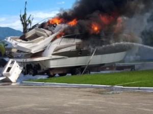 Explosão em embarcação causa incêndio e deixa três feridos em marina de Bertioga, SP
