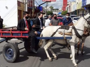 Novo prefeito e vice de Barbalha chegam de carroça à cerimônia de posse